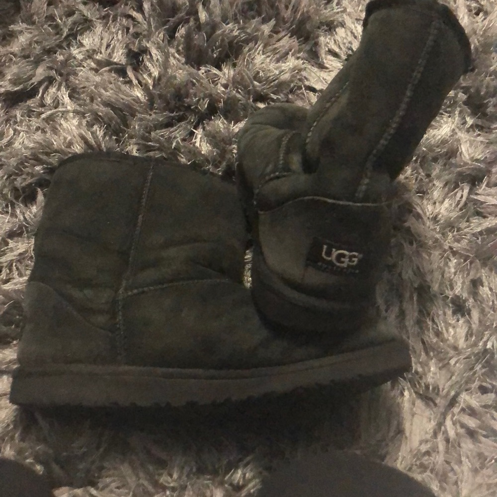 Black uggs minor stain( may come out)